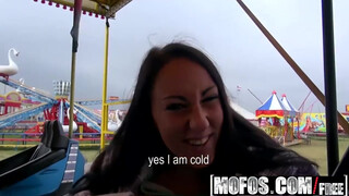 Mofos - baiser dans le parc d'attractions
