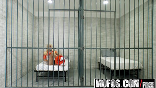 Pervs On Patrol - Une blonde séduit un gardien de prison