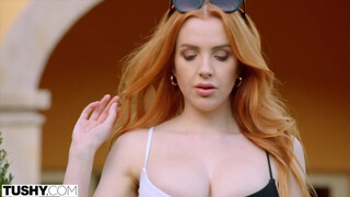 TUSHY - Scarlett Jones demande une fessée