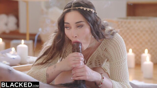 BLACKED - Aria Lee se jette sur la queue géante