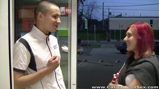 Sexe occasionnel entre adolescents - un petit coup avec la fille aux cheveux violets