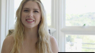 ZeroTolerance - une blonde sexy n'a aucun problème à se faire botter les fesses