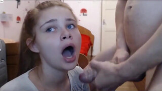 Jeune fille de 19 ans sucée
