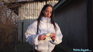 Agent public - Une fille sexy et maigre baise pour de l'argent