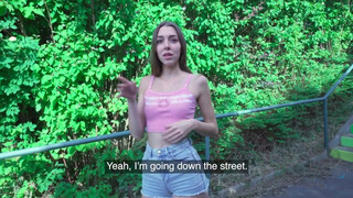 Agent public - Une grande fille maigre se fait ramasser