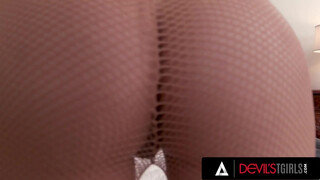 Rouge blonde trans Emma Rose en collants lui prend le cul