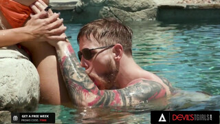 Trans brassé Brittney Kade avec un visage recouvert de bois après anal