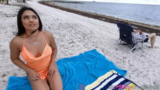 Serena Santos s'envoie en l'air sur la plage
