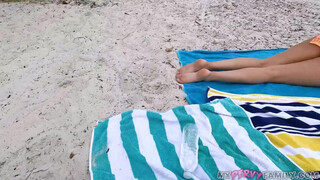Serena Santos en train de baiser sur la plage