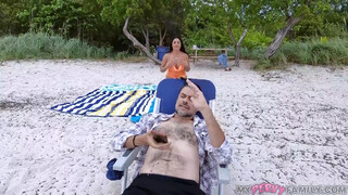 Serena Santos en train de baiser sur la plage