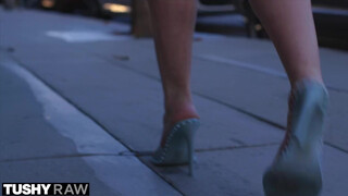 TUSHYRAW - Britt aime se faire baiser les fesses
