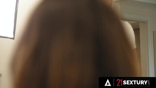21 SEXTURY - Natalie Grace est la MILF sexy avec des seins