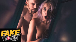 L'armoire effrayante - spécial Halloween, où l'adolescent excité obtient une énorme bite