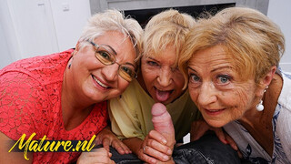 Grand-mère aimant les trois coqs
