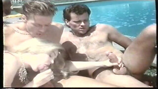 House by the pool - Film sexuel hongrois en vhs synchrone