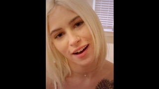 Kiara Cole fête la nouvelle année en apprenant à caresser la bite de son demi-frère.