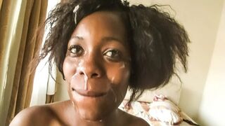 Une fille noire de Rwandai obtient plein après le travail par un grand patron à queue blanche