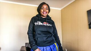 African collège fille à la recherche de travail pour ses études