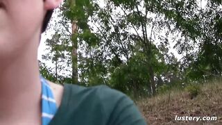 Il a une queue attachée à un arbre