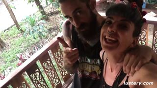 Maya se rend le grand homme de la jungle
