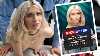 Emma Rosie dit qu'elle est innocente, mais elle confesse rapidement ses péchés et prend la bite du flic