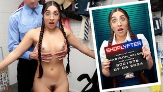 Une jeune écolière mignonne se déshabille et baise le flic