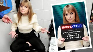 Evie se fait arrêter avec la poussette pour vol à l'étalage et être interrogé