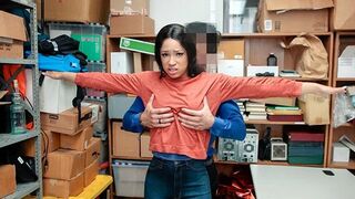 Voleur fille obtient déshabillé et baisé dur