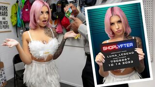 Sexy adolescent obtient attrapé voler des bonbons en costume d'Halloween au magasin