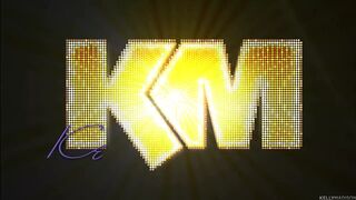 Les seins géants de Kelly Madison nager en jizz au Mexique