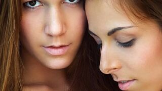 Câlins lesbiens chauds d'Alexis Crystal et Antonia Sainz