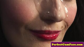 Beauté de dentelle séduisante avec une énorme dose de visage