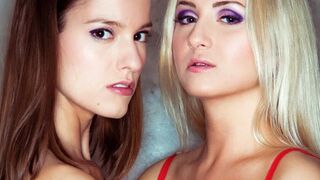 Chaud lesbienne succion de Cayla Lions et Silvie Luca