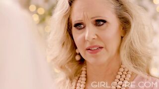 La belle-mère Julia Ann aimerait avouer ses sentiments avant le mariage de sa fille