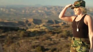 Lesbienne lesbienne soldat femmes interdit lécher la chatte