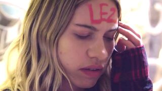 Chaud salle de bain lesbienne jeu pour les adolescentes