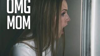 Fille regarde sa belle-mère avec son professeur dans le jeu lesbien chaud